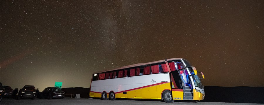 Bus TransKadise en ruta nocturna