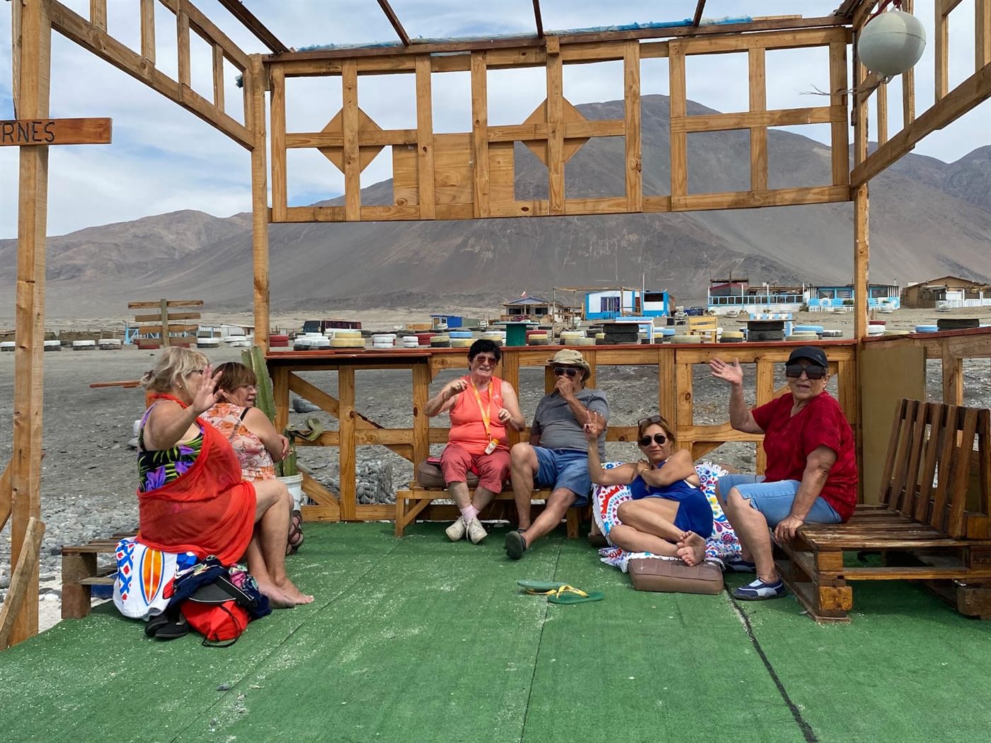 Grupo de pasajeros compartiendo en mirador