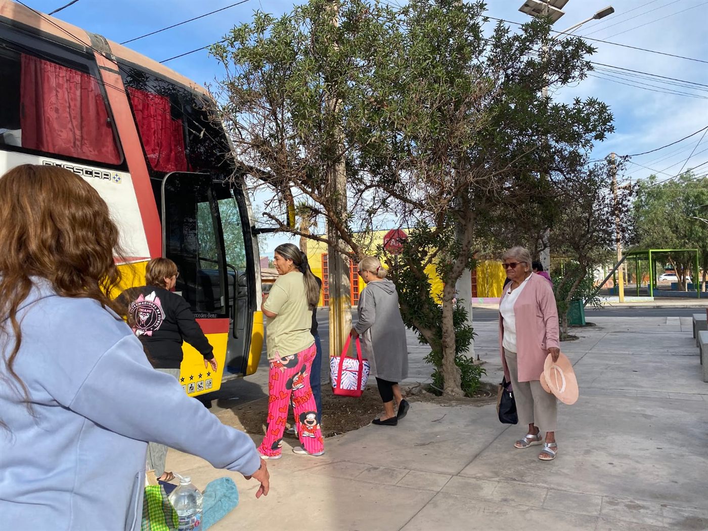 Pasajeros descendiendo del bus TransKadise