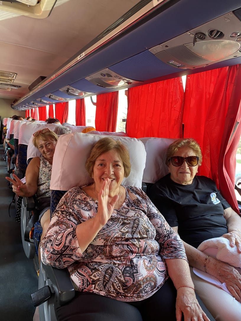 Pasajeras adultas mayores dentro del bus