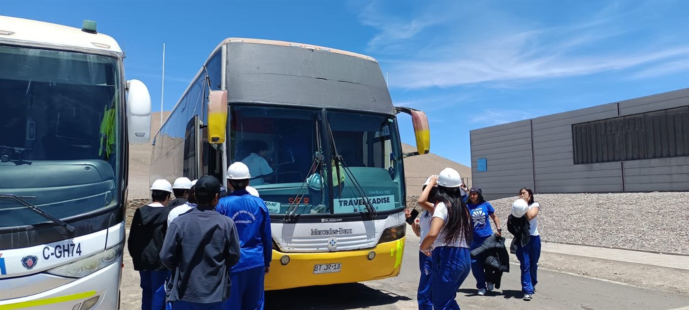 Trabajadores junto a bus TransKadise