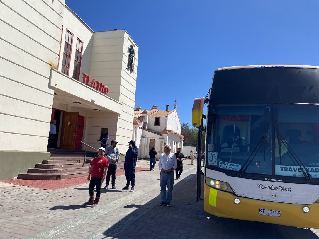 Grupo visitando teatro en salida cultural