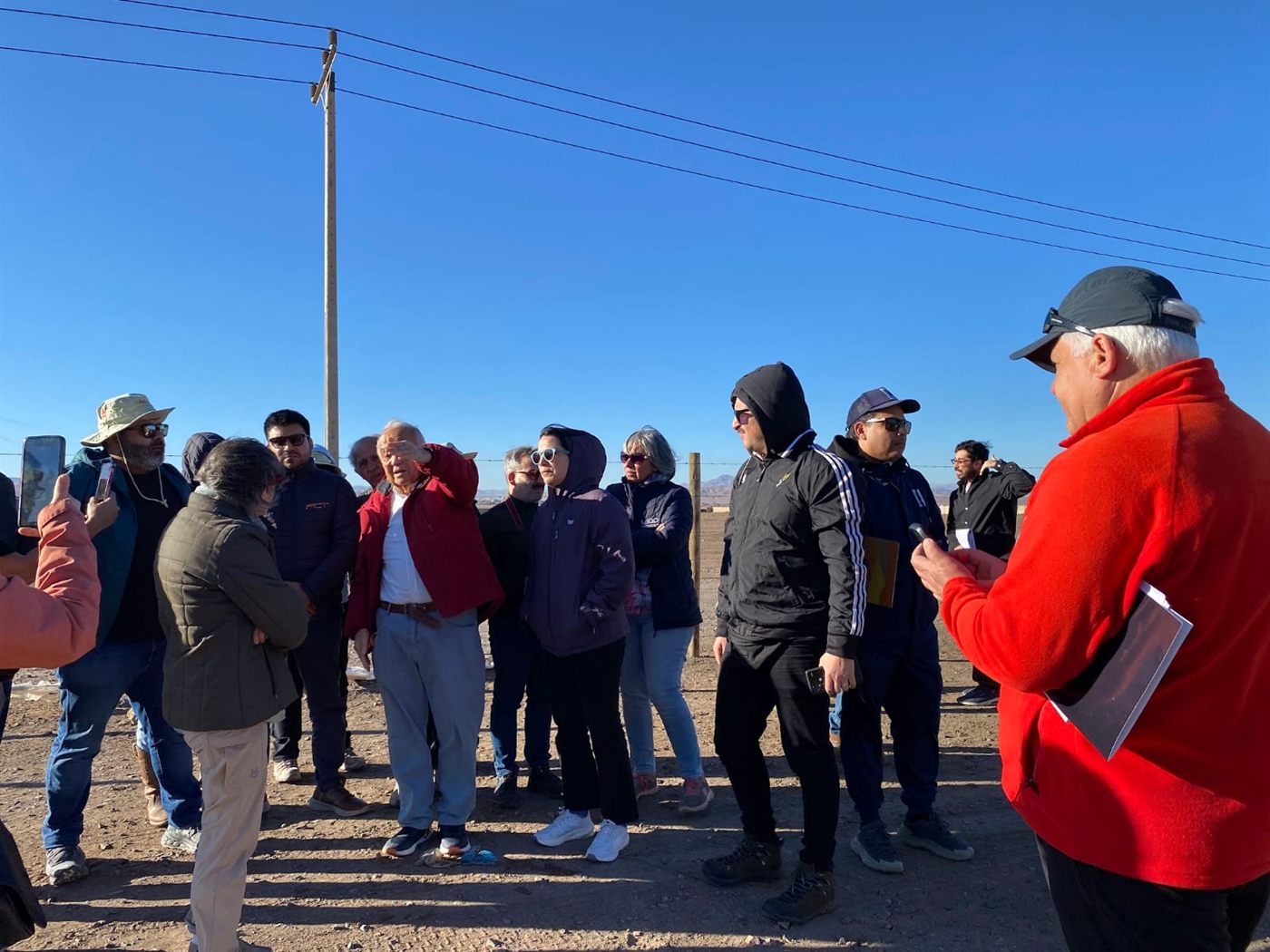 Guía conversando con grupo de viaje