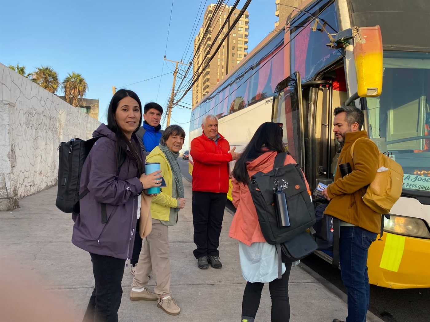 Pasajeros subiendo al bus TransKadise