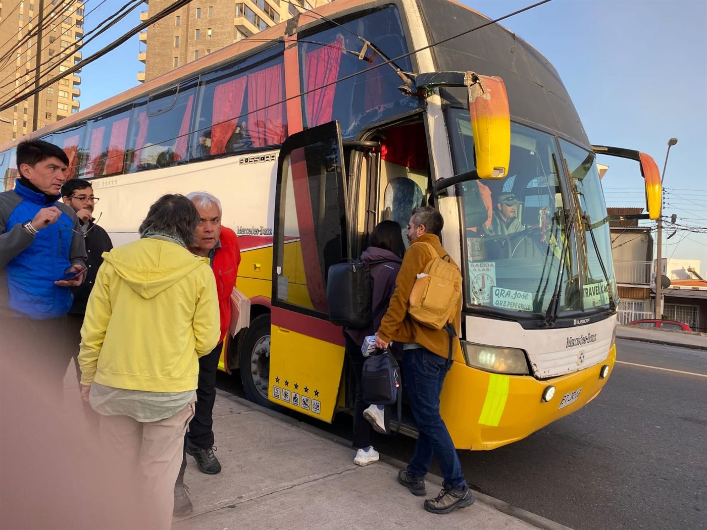 Grupo de adulto mayor abordando el bus