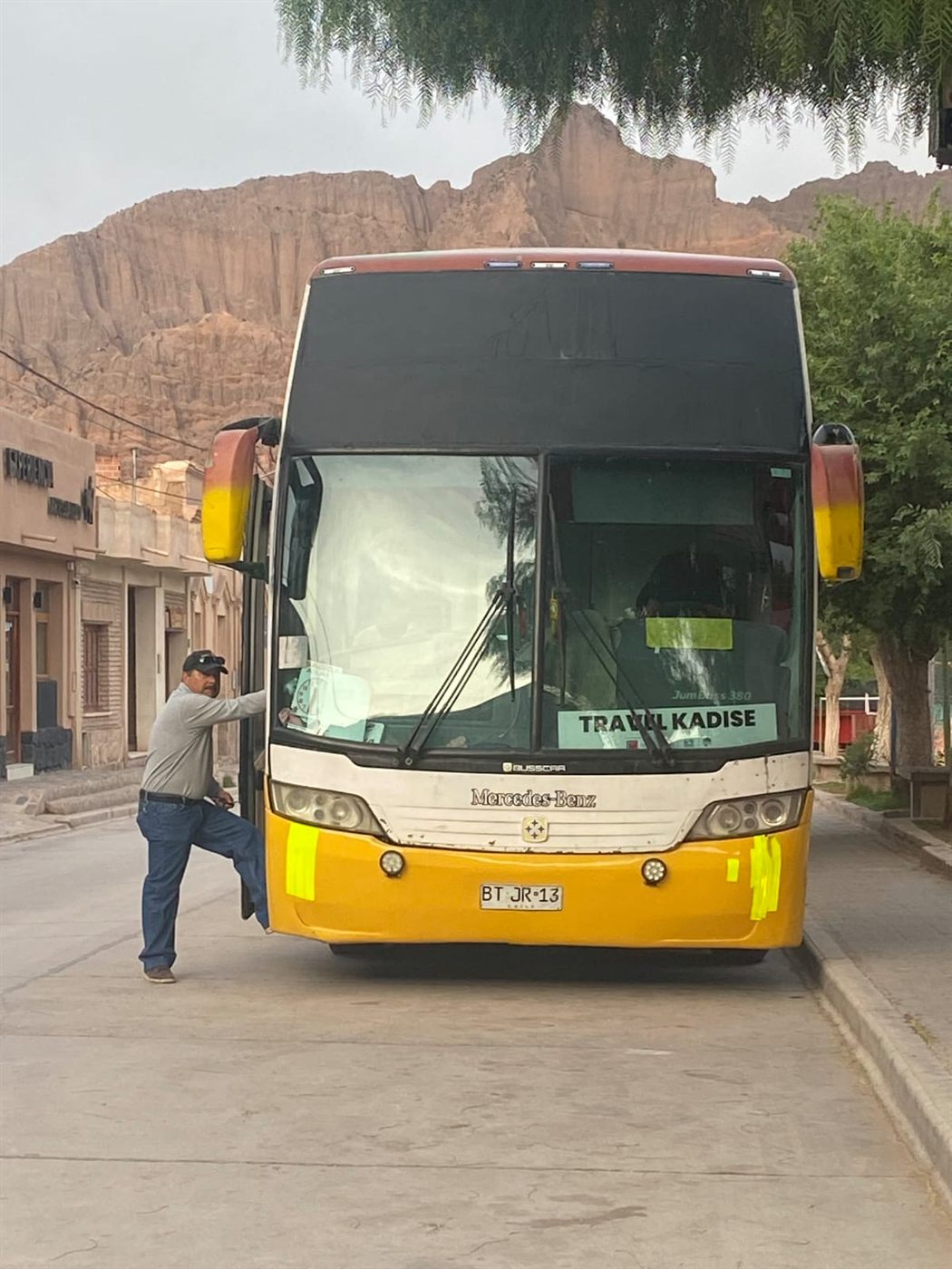 Conductor TransKadise junto al bus
