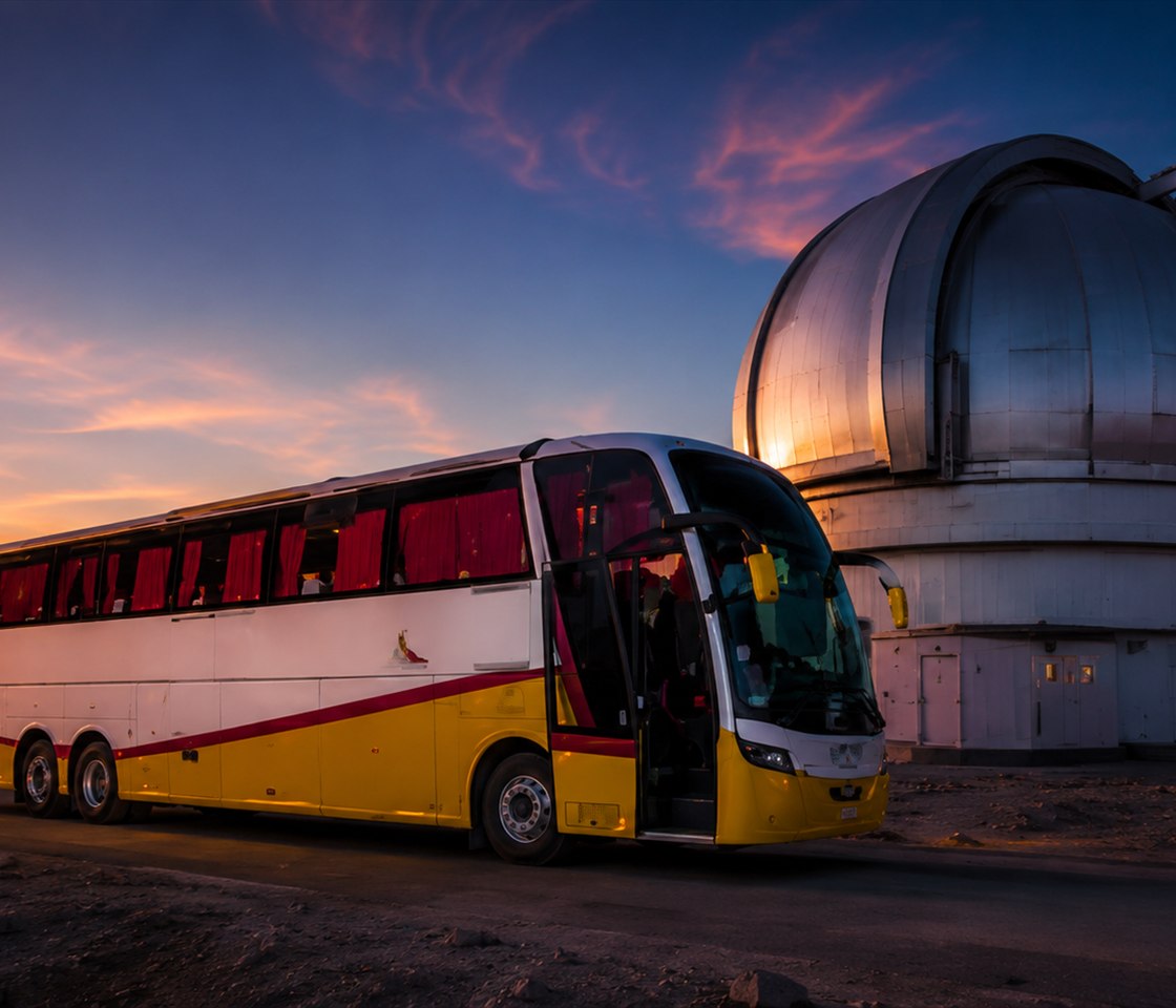 Bus TransKadise frente al Observatorio Paranal